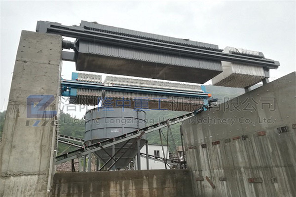 一臺環(huán)保的隆中脫水型污泥廂式壓濾機，為你展示全新洗沙回收體驗